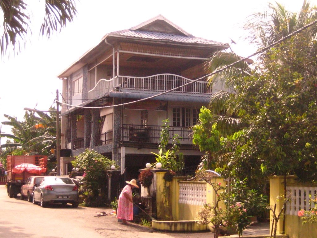 Rumah banglo setingkat Dr. Masjuki dah rupa begini hasil tangan-tangan kami sendiri. Pada peringkat awal, tiada lagi jentera. Gergaji, memaku semuanya secara manual.