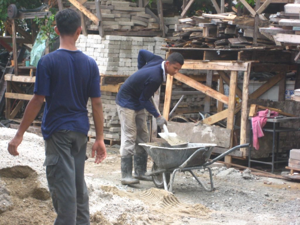 Kesemua anak-anak ayah rajin melakukan kerja berat di RPWP tanpa disuruh. Gambar hiasan Raimie & Abid.
