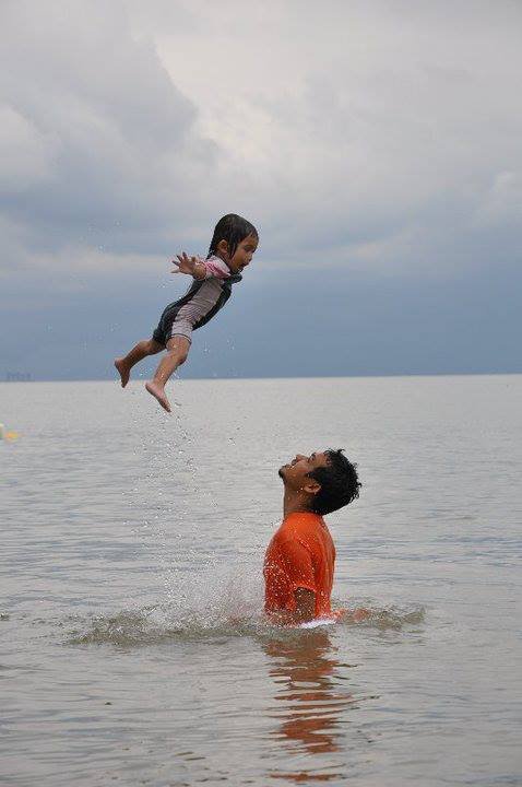 Gambar Hiasan - Dari seorang bapa follower fb Saiful Nang yang suka menimang anaknya atas air. Ini sangat baik di samping mengelakkan bahaya ia juga boleh mengajar anak berenang.