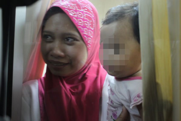Syamsuhaini Samsuddin, tidak dapat menahan sebak sebaik anggota polis Timur Laut menyerahkan Nur Fairuz Izza Zahra Md Faizal, anaknya yang diculik seorang wanita di Air Itam di sini.