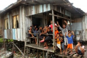 Kesusahan bagi mereka sudah biasa. Tetapi tidak bagi kita. Akan sampai saat nanti, kasih Allah bertukar benci. jika kita terus buat tak reti. Bila tiba ketika sudah, doa mereka bertukar sumpah.yang kita nikmati akan dimusnah, bila kasih Allah bertukar marah. Kerana kita buat tak kisah.